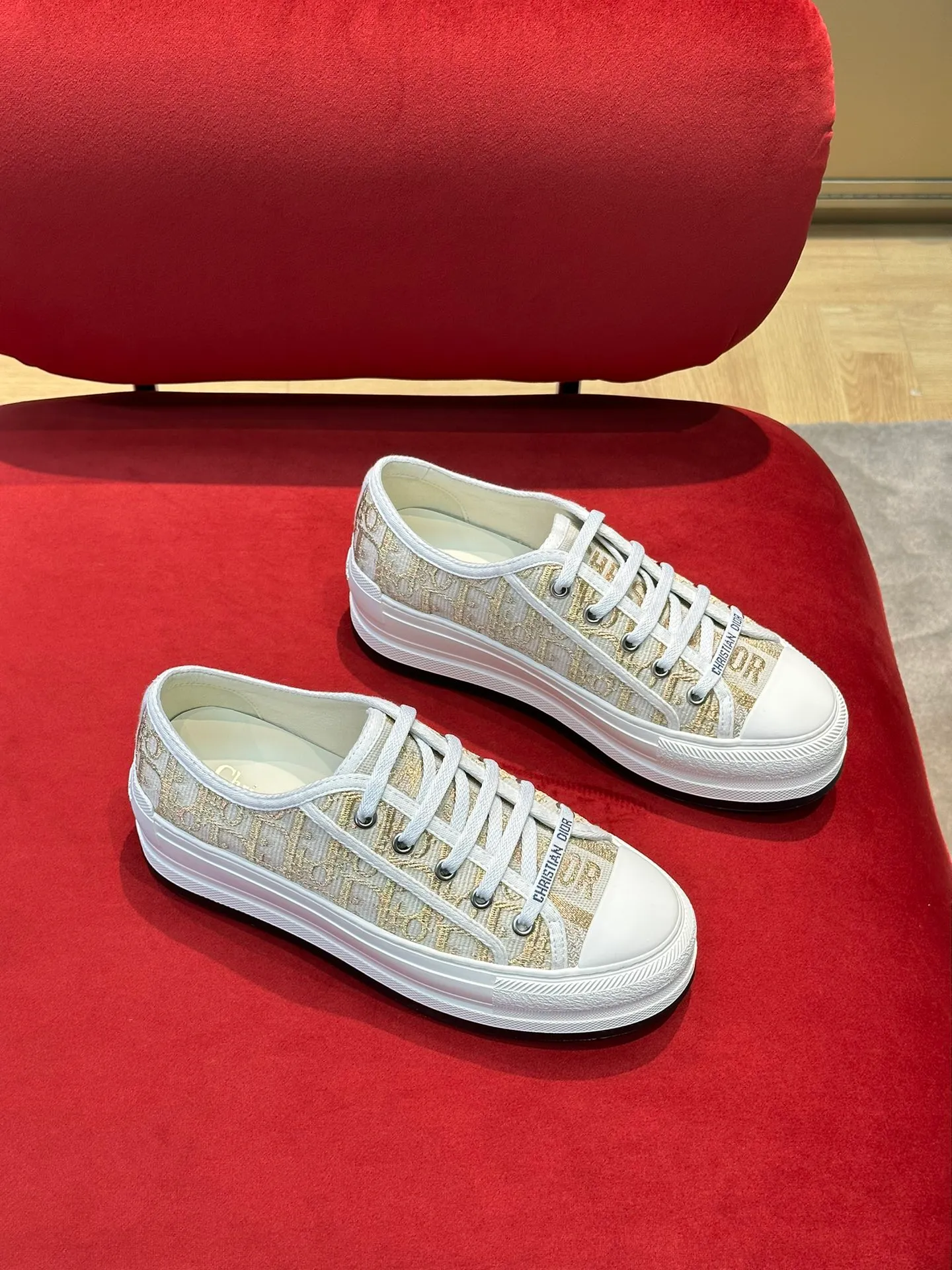 👟👟Ex-factory price 520👟👟 Dior Dior ss23 new arrival~ CD's 2023 spring and summer thick-soled embroidered cloth shoes have a good heightening effect, really look at it👏 The uppers have exquisite oblique three-dimensional embroidery, and the flower is the map of Paris! Exquisite and high-end, slimmed into shape! size 35-41 (40-41 customized)